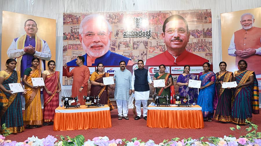 <div class="paragraphs"><p>ನಗರದಲ್ಲಿ ಆಯೋಜಿಸಲಾಗಿದ್ದ ಮಹಿಳೆಯರಿಗೆ ಉಚಿತ ಹೊಲಿಗೆ ಯಂತ್ರ ಹಾಗೂ ಪ್ರಮಾಣ ಪತ್ರ ವಿತರಣಾ ಸಮಾರಂಭದಲ್ಲಿ ಭಾಗವಹಿಸಿದ ಸಚಿವ ಪ್ರಲ್ಹಾದ ಜೋಶಿ</p></div>